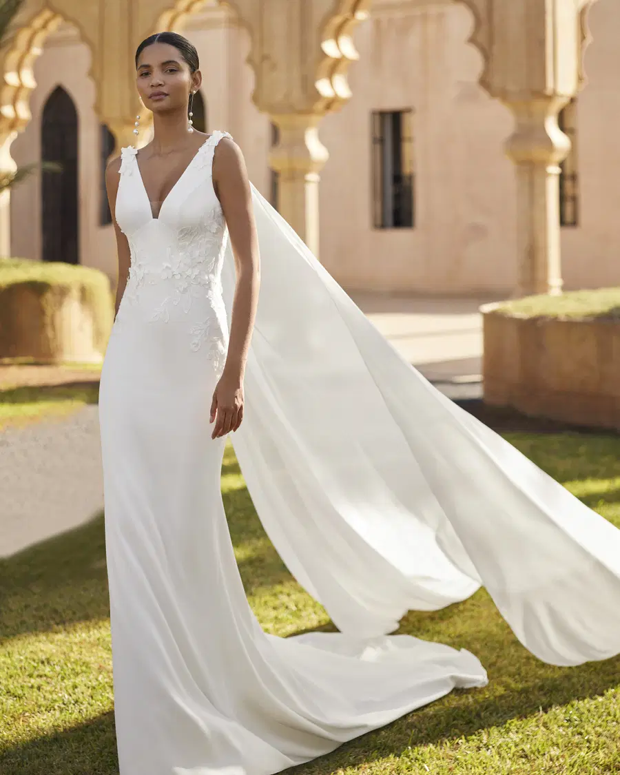 Oda by Rosa Clara: Mermaid silhouette, V-neck neckline, sleeveless, crepe