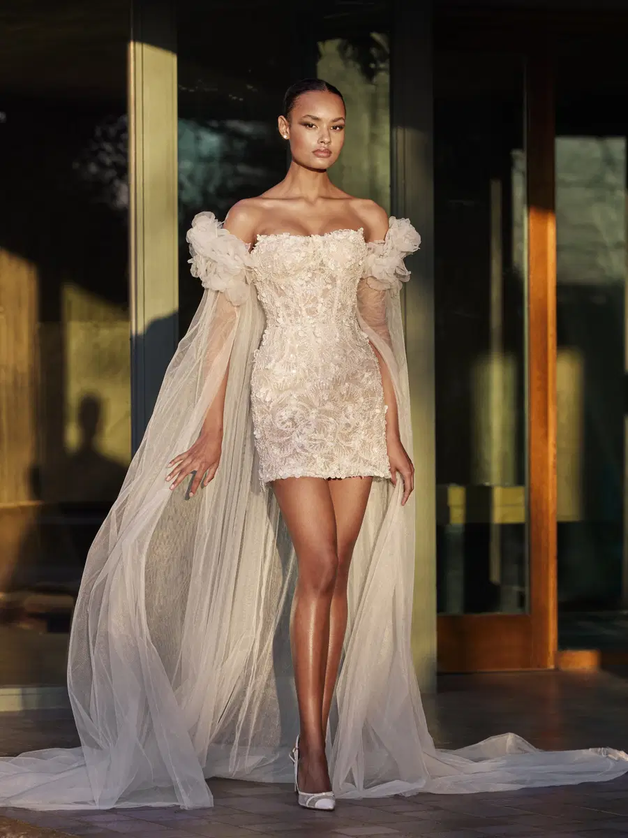 GENC by Pronovias: Short silhouette, straight neckline, sleeveless, lace