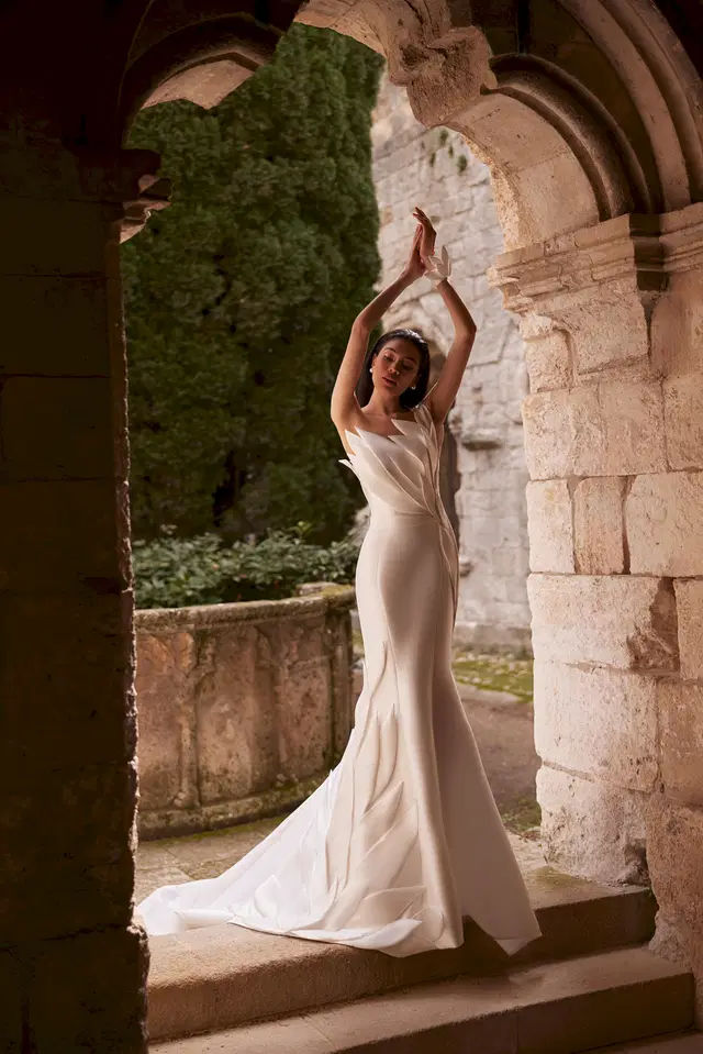 Anne Chevalier by Innocentia Divina: Mermaid silhouette, asymetric neckline, sleeveless, satin