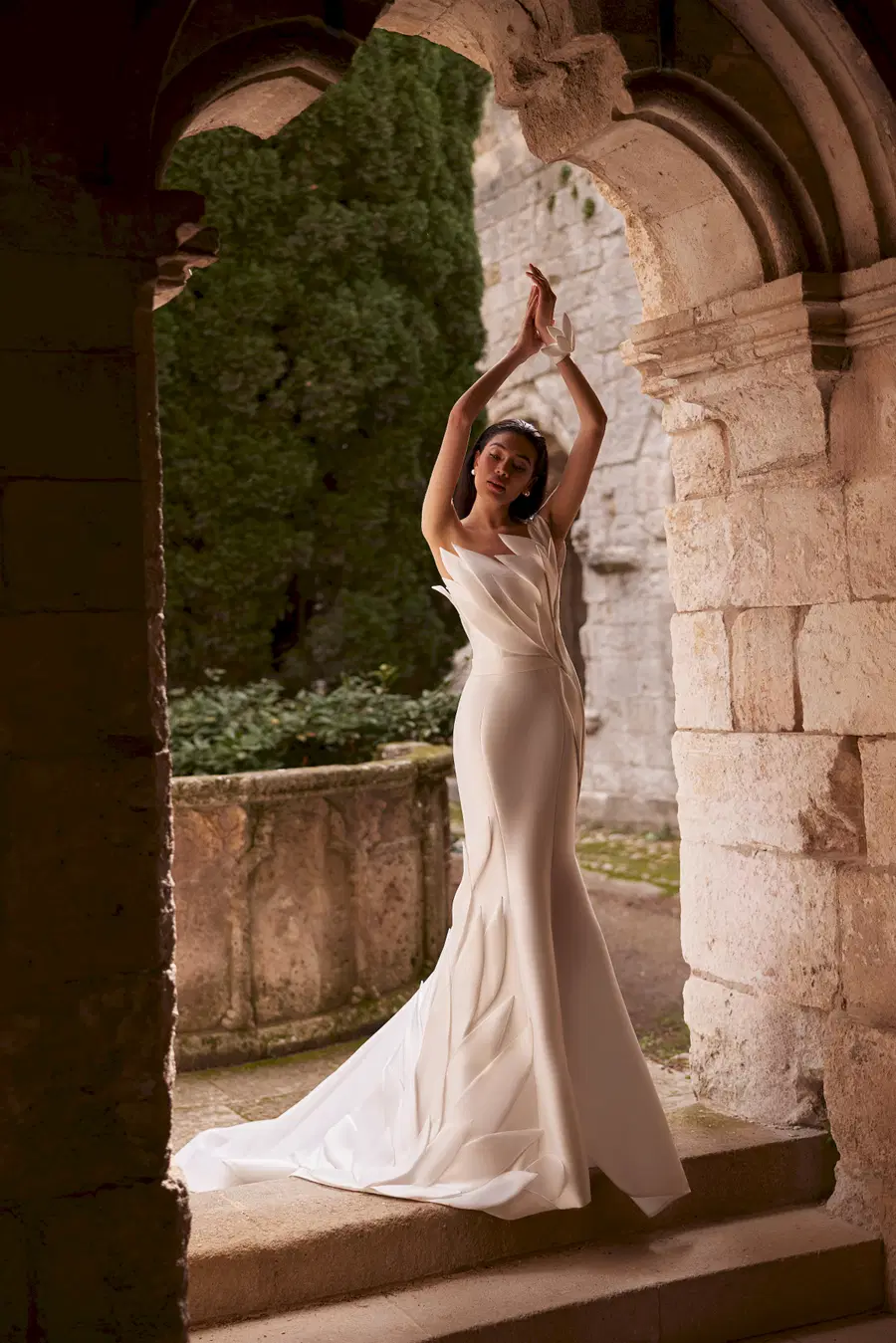Anne Chevalier by Innocentia Divina: Mermaid silhouette, asymetric neckline, sleeveless, satin