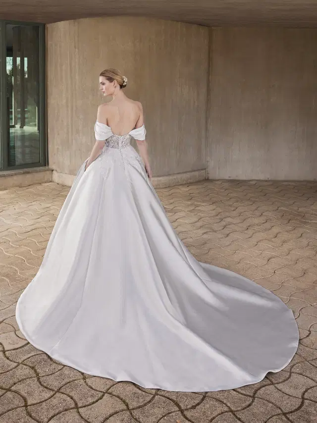 CHILLS by Pronovias - view 2 of 4