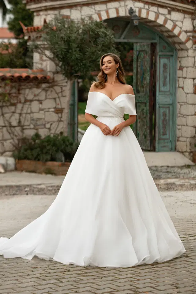 8211 by Monica Loretti: A-Line silhouette, sweetheart neckline, chiffon