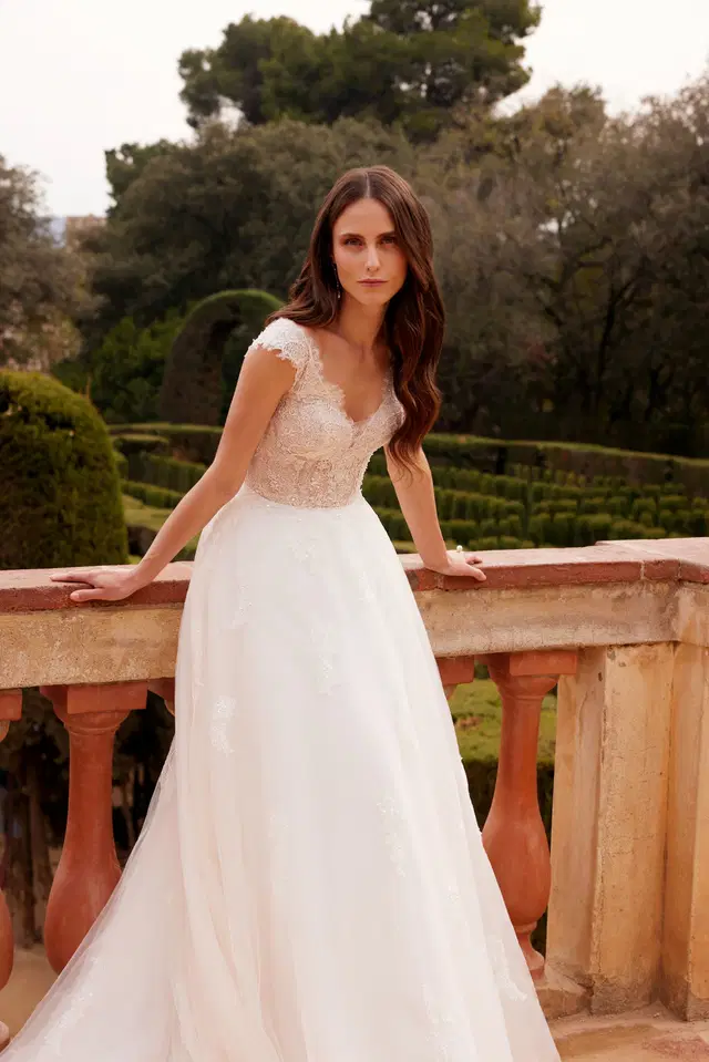 TONIA by Serravalle: A-Line silhouette, V-neck neckline, cap sleeves, lace