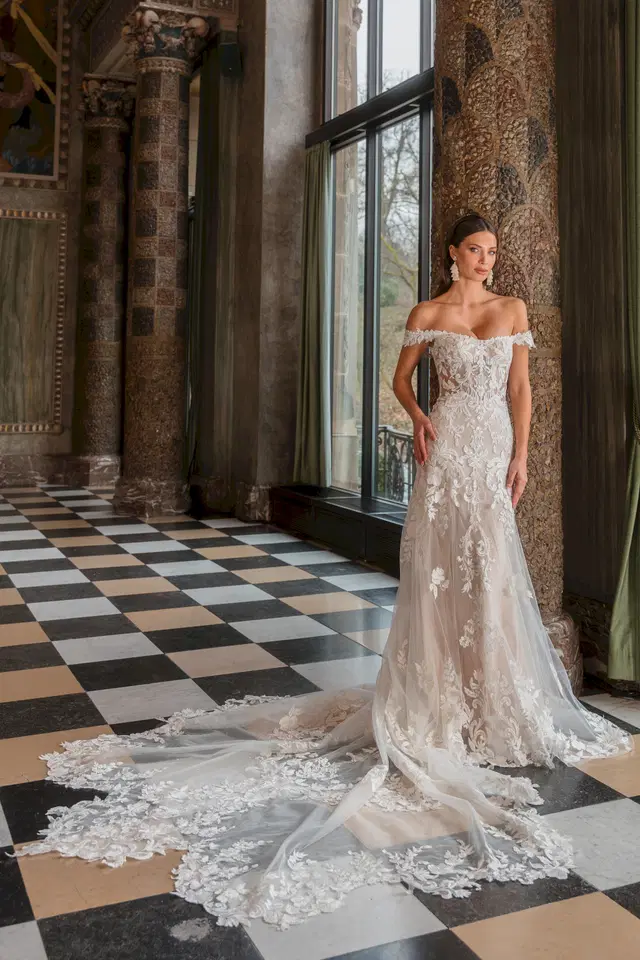 Ariane by Diane Legrand: Straight silhouette, scoop neckline, lace