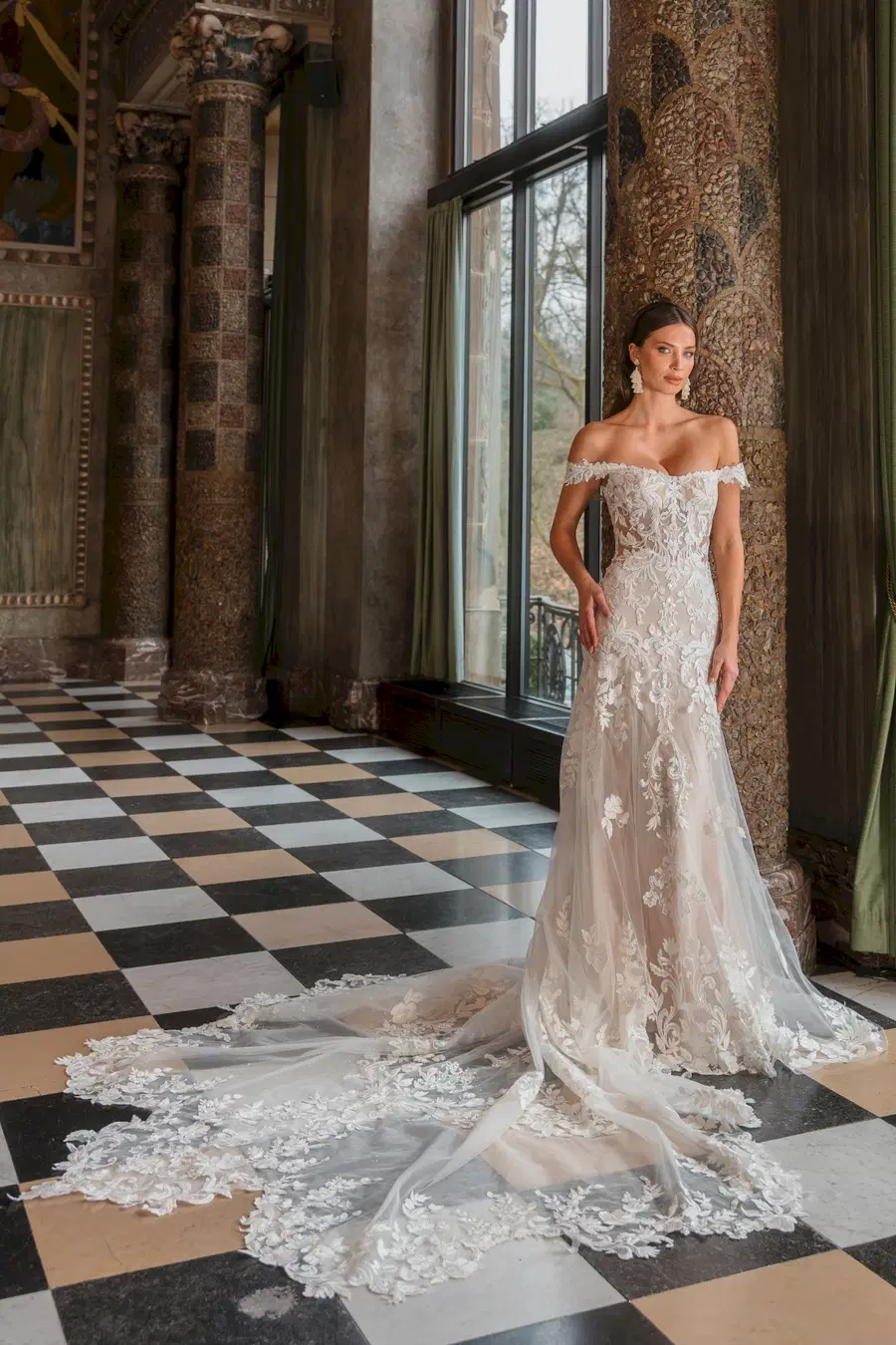 Ariane by Diane Legrand: Straight silhouette, scoop neckline, lace