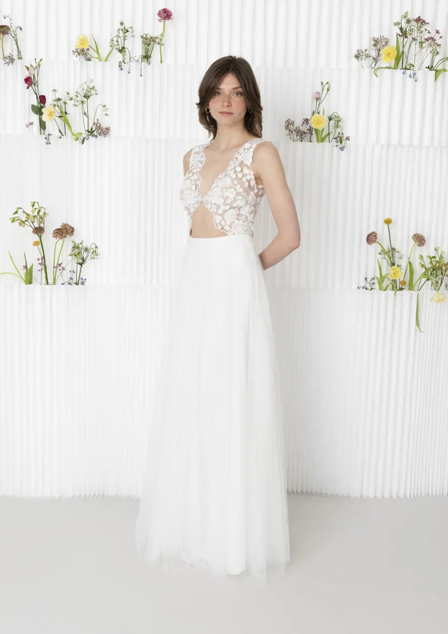 Jardin Blanche Tulle by Kisui: A-Line silhouette, V-neck neckline, sleeveless, tulle