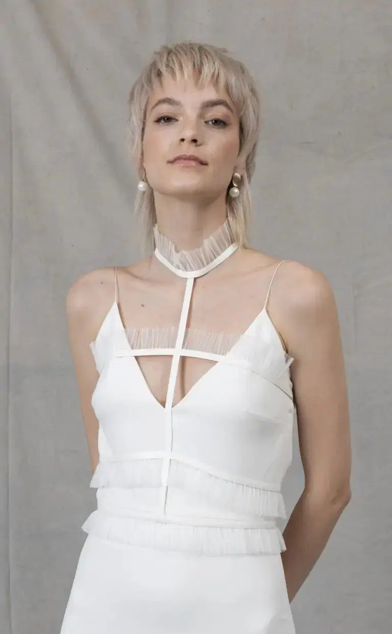 Haiba by Kisui: Straight silhouette, V-neck neckline, sleeveless, satin