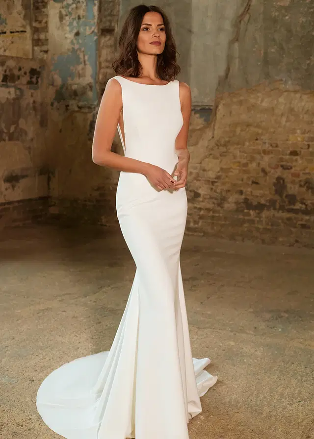 DAISY by Dando London: Mermaid silhouette, boat neck neckline, sleeveless, crepe