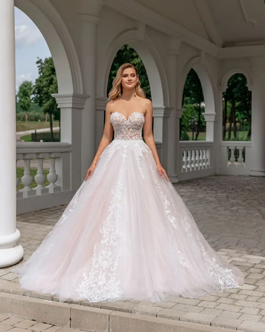 5572 by Serena Bridal: Ball Gown silhouette, sweetheart neckline, sleeveless, lace