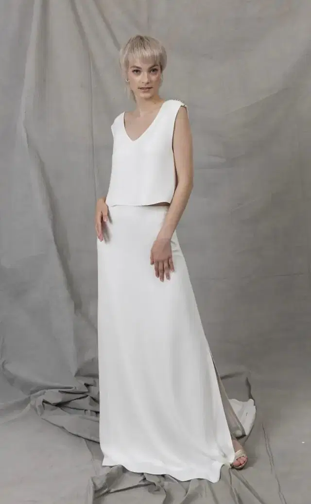 Georgie Top + Georgie Rock by Kisui: Straight silhouette, V-neck neckline, sleeveless, crepe