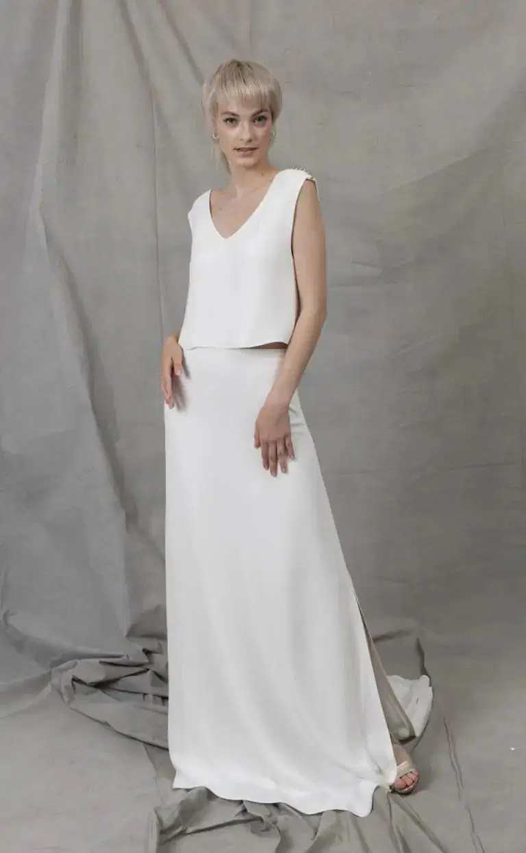 Georgie Top + Georgie Rock by Kisui: Straight silhouette, V-neck neckline, sleeveless, crepe