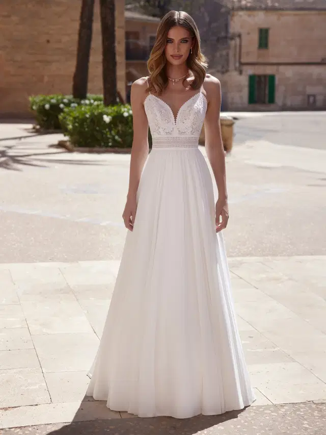 Aria by Bianco Evento: A-Line silhouette, sweetheart neckline, sleeveless, chiffon