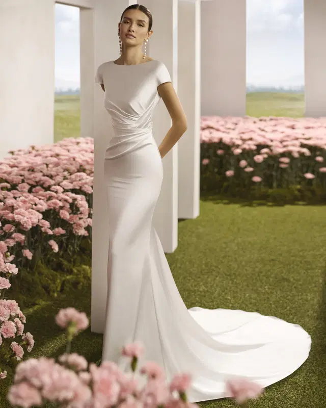 Rimar by Rosa Clara: Mermaid silhouette, boat neck neckline, cap sleeves, satin