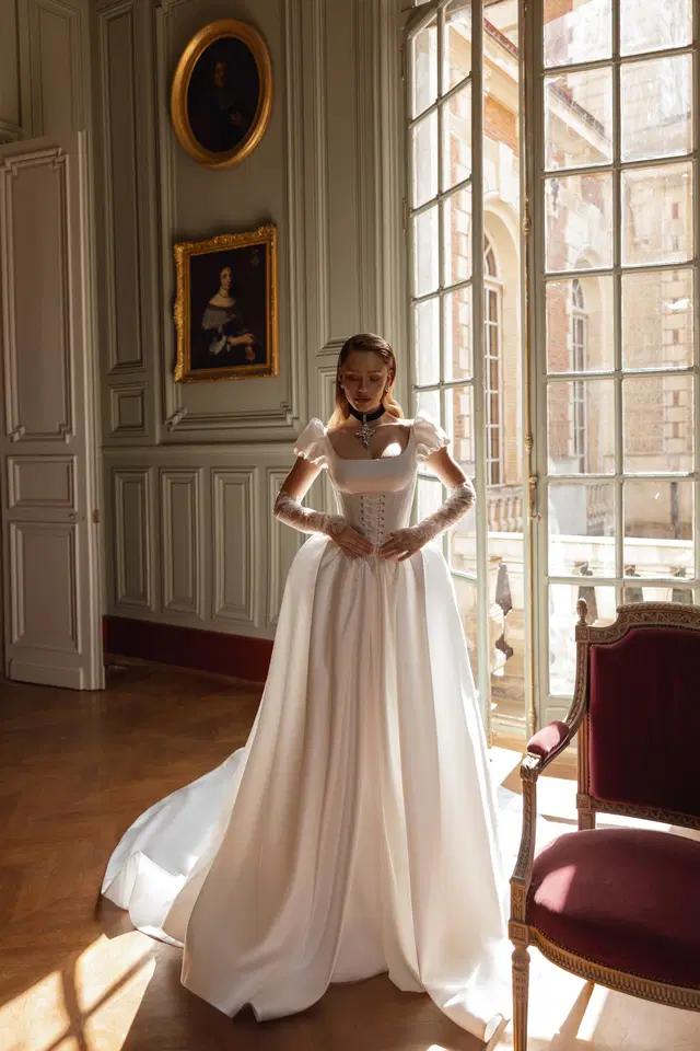 Morrigan by Maks Mariano: Princess silhouette, square neckline, short sleeves, macrame