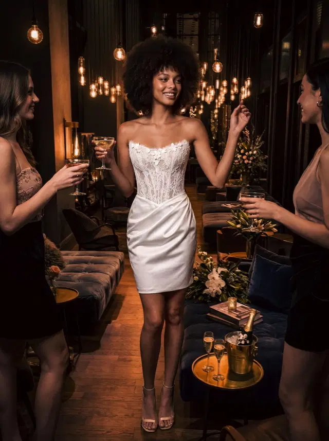 Ozzi von Modeca Bridal: Gerade, Gerader Ausschnitt, Ärmellos, Spitze
