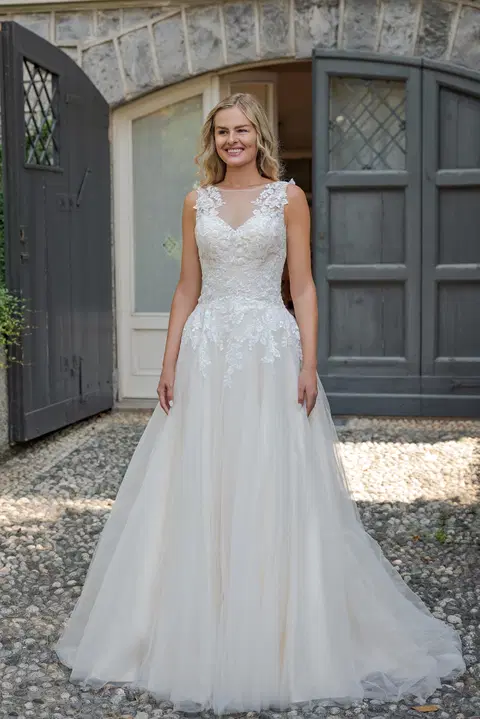 VN22 ivory/rumpink wedding dress by Vera Nova, A-line, lace