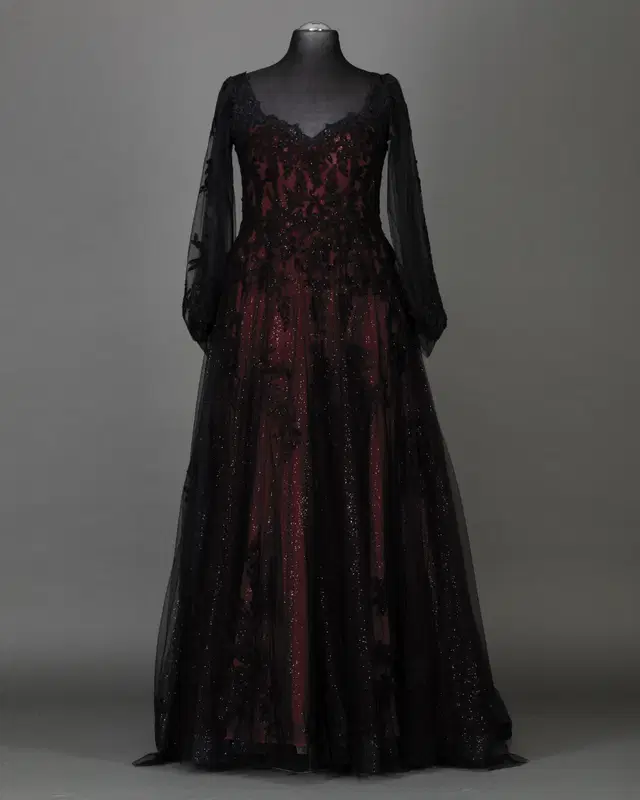 Sleeve Red von DarkDreamCouture - Ansicht 2 von 2