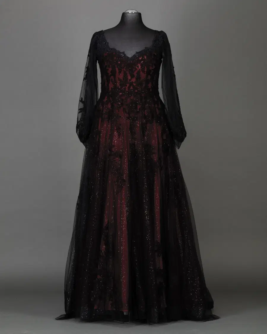 Sleeve Red von DarkDreamCouture - Ansicht 2 von 2