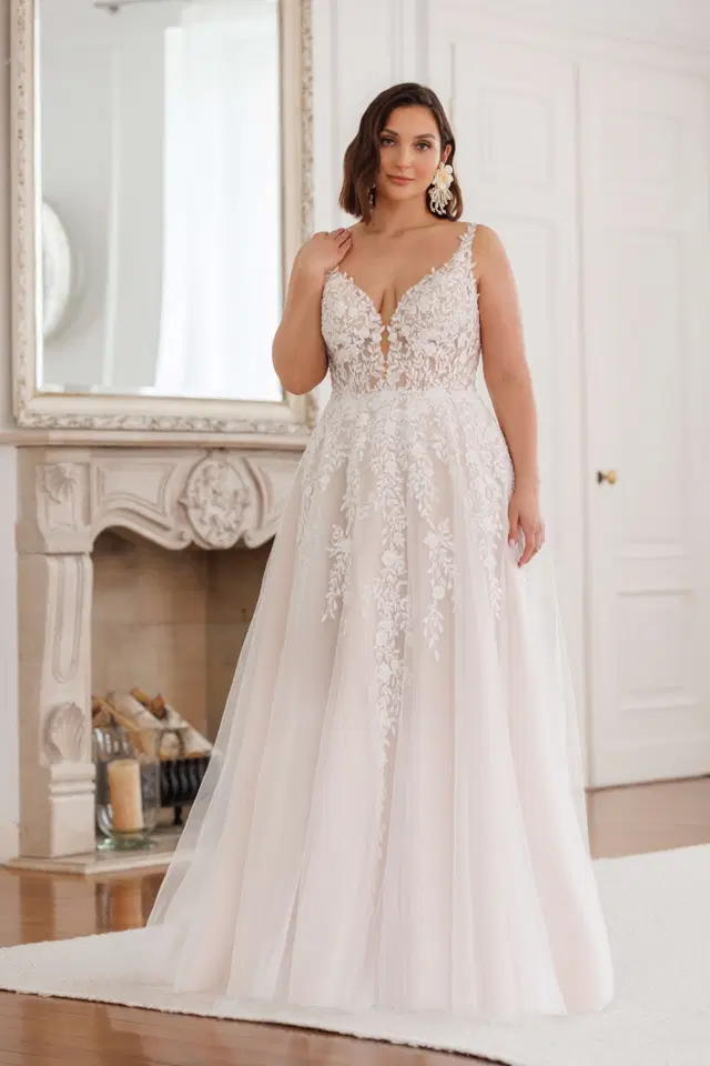 Cleo by Jarice: A-Line silhouette, V-neck neckline, tulle