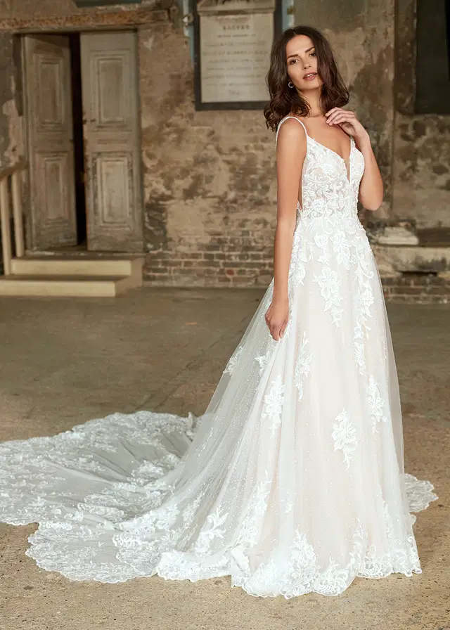 IN LOVE WITH YOU by Dando London: A-Line silhouette, V-neck neckline, sleeveless, tulle