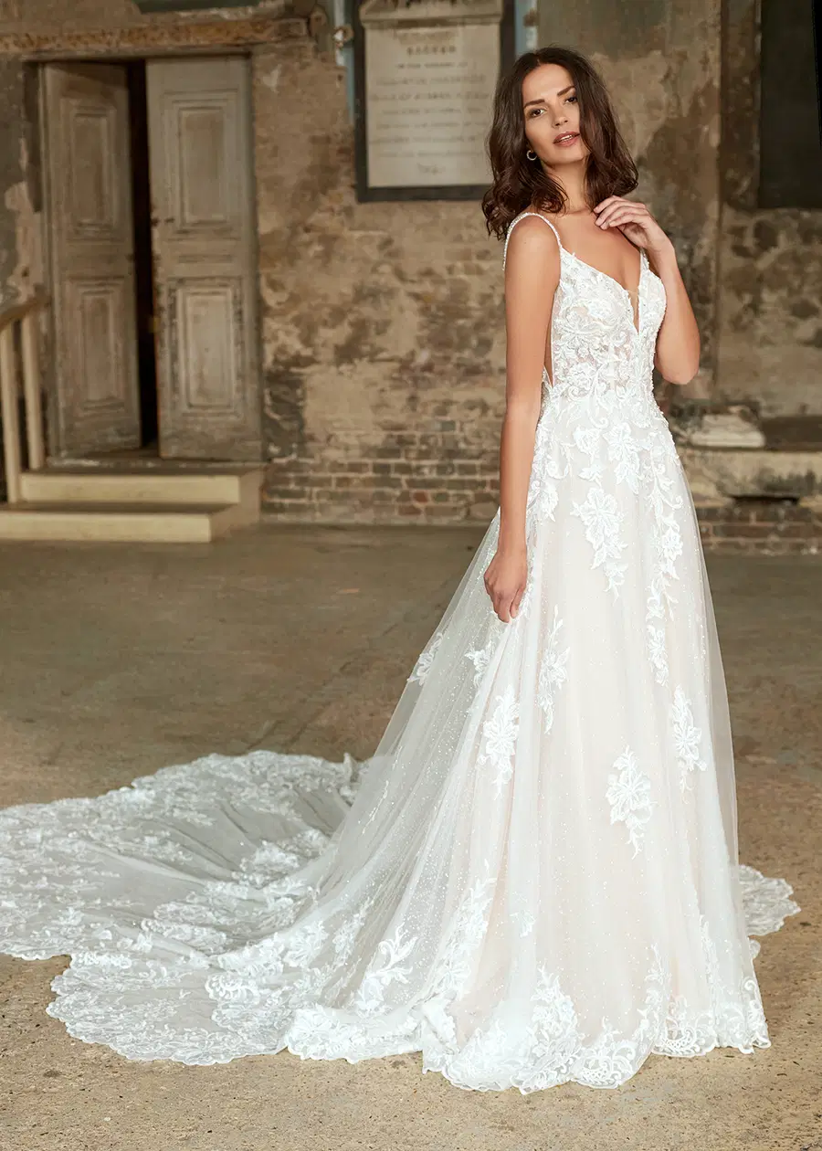 IN LOVE WITH YOU by Dando London: A-Line silhouette, V-neck neckline, sleeveless, tulle