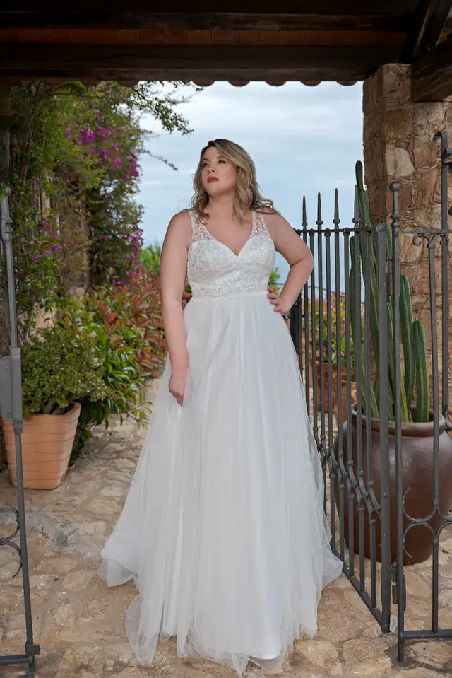 LB233 by Lohrengel: A-Line silhouette, V-neck neckline, sleeveless, lace