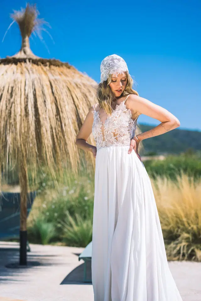 Daljana by Malee: A-Line silhouette, deep V-neck neckline, sleeveless, chiffon