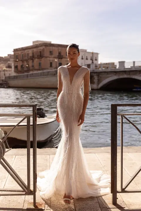 Fantastical wedding dress by Carfelli, trumpet, lace