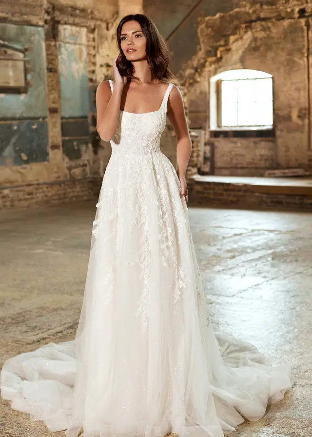 5TH AVENUE by Dando London: A-Line silhouette, square neckline, sleeveless, tulle