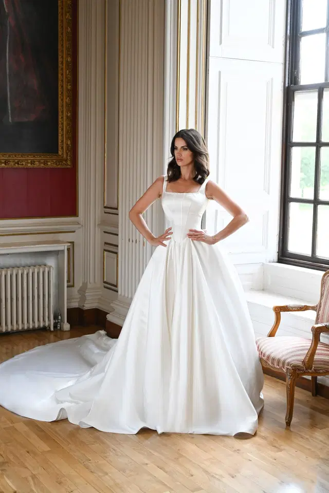 Balmoral von Dando London: Ballkleid, Quadratischer Ausschnitt, Ärmellos, Satin