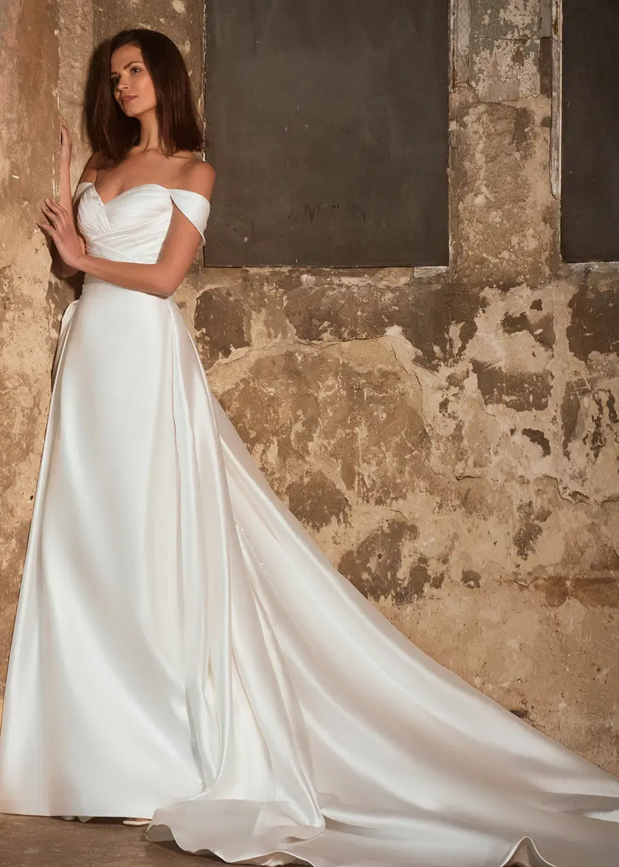 KNOWING by Dando London: A-Line silhouette, sweetheart neckline, sleeveless, mikado