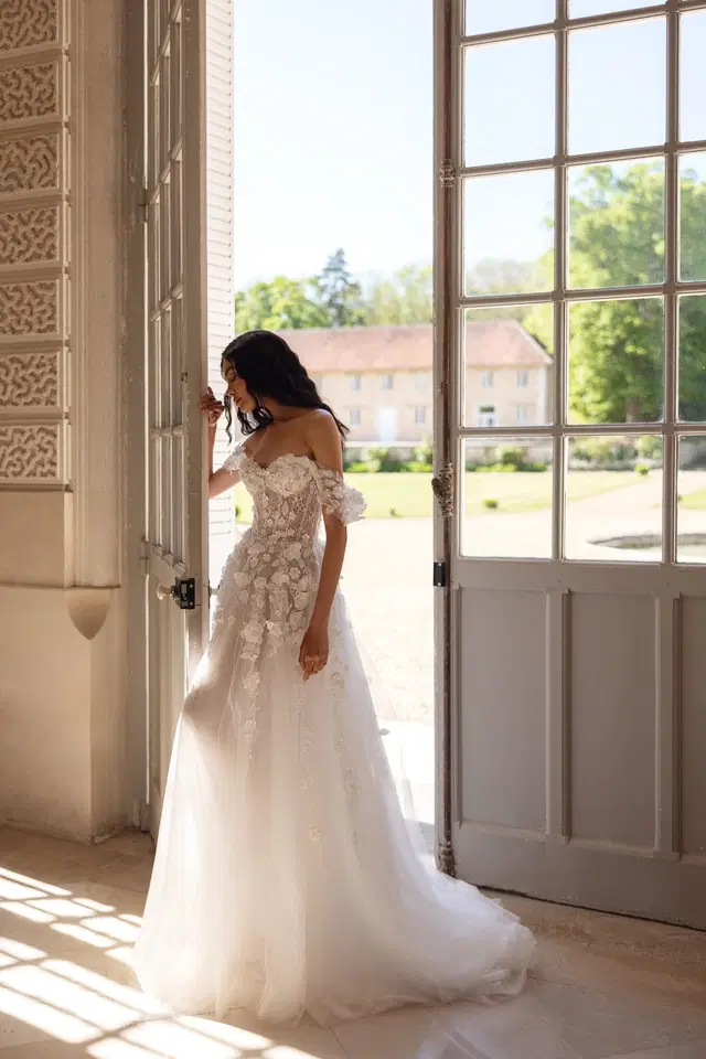 Haris by Ella Novia: A-Line silhouette, sweetheart neckline, short sleeves, lace