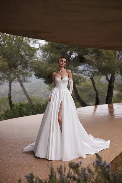 Kloe wedding dress by Eva Lendel, A-line, lace