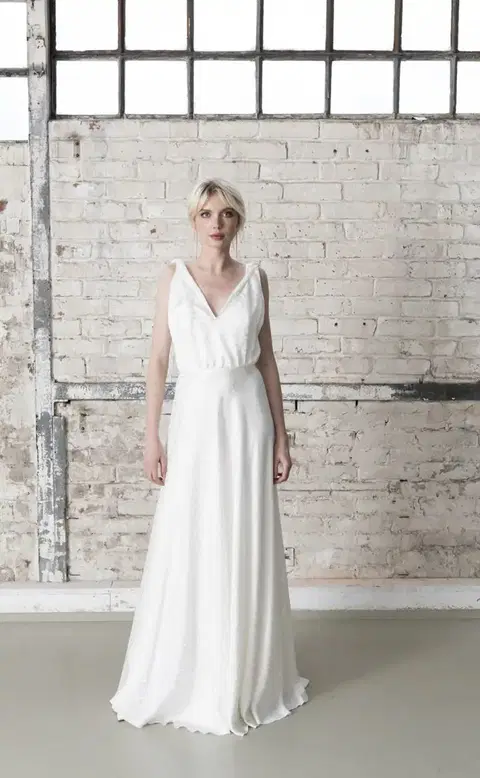 Najuma wedding dress by Kisui, straight, satin