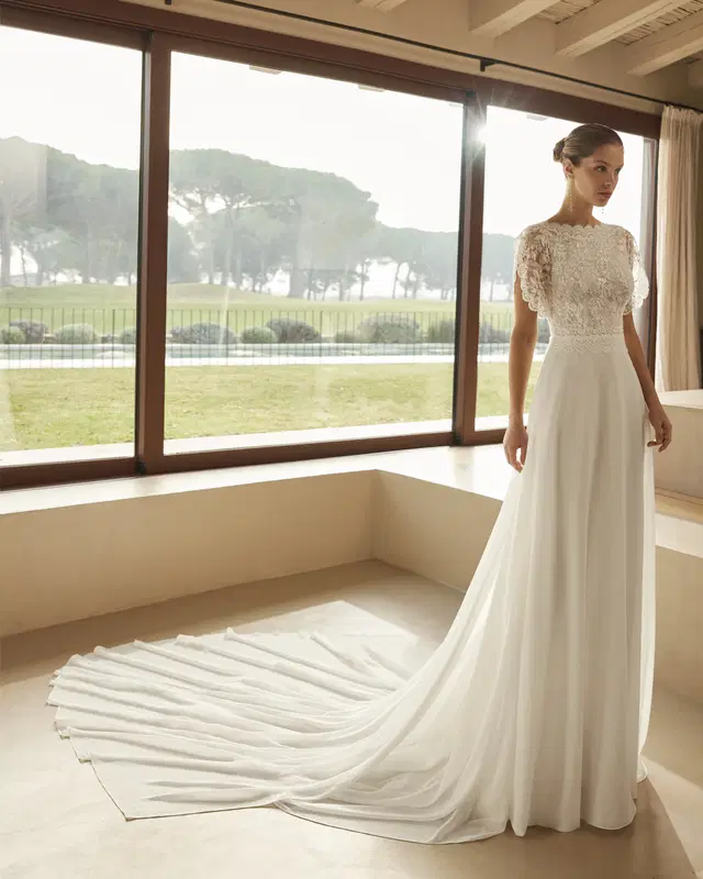 Zamina by Aire Barcelona: Straight silhouette, scoop neckline, wing sleeves, lace