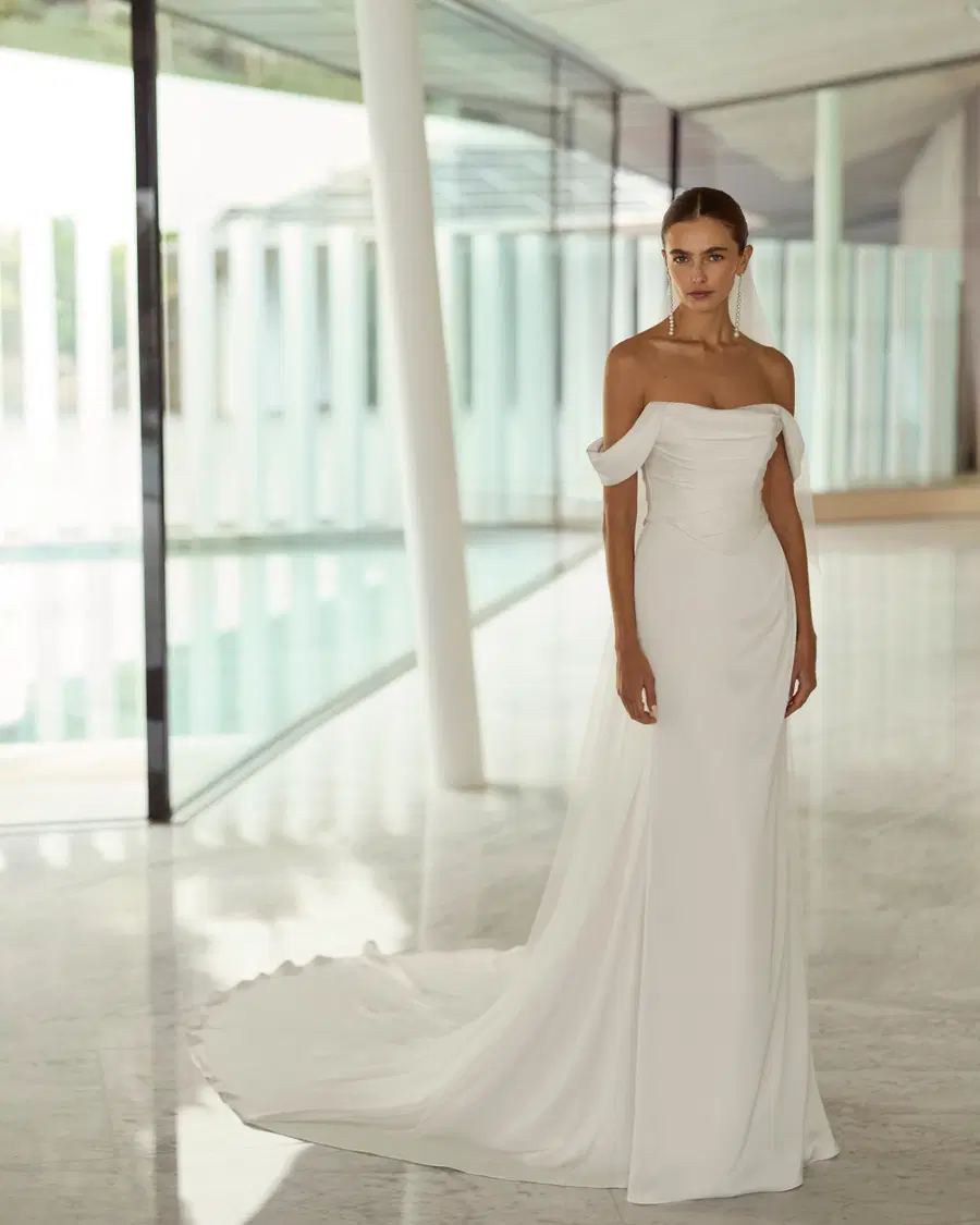 GARAZI by Rosa Clara: Mermaid silhouette, off-shoulder neckline, sleeveless, crepe