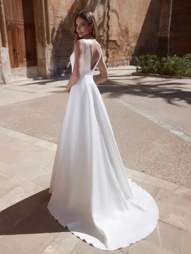 Regina by Bianco Evento - view 2 of 4