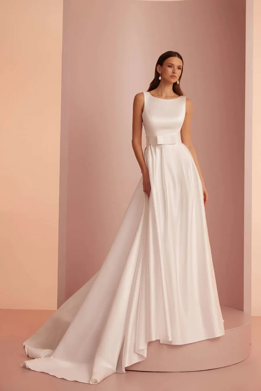 L435 by Ariamo Light: A-Line silhouette, boat neck neckline, sleeveless, satin