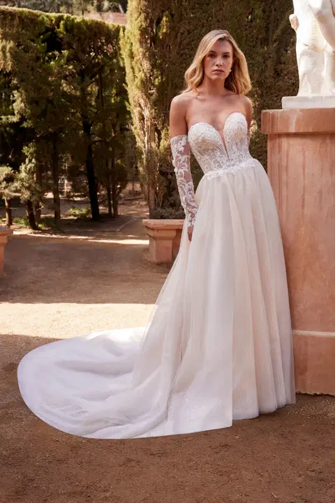 Siria wedding dress by Serravalle, ball gown, lace