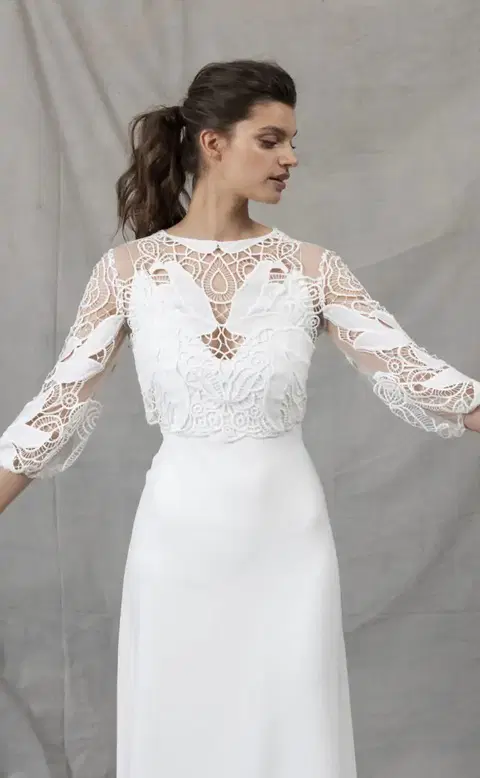 Spitzentop Macra wedding dress by Kisui, straight, lace