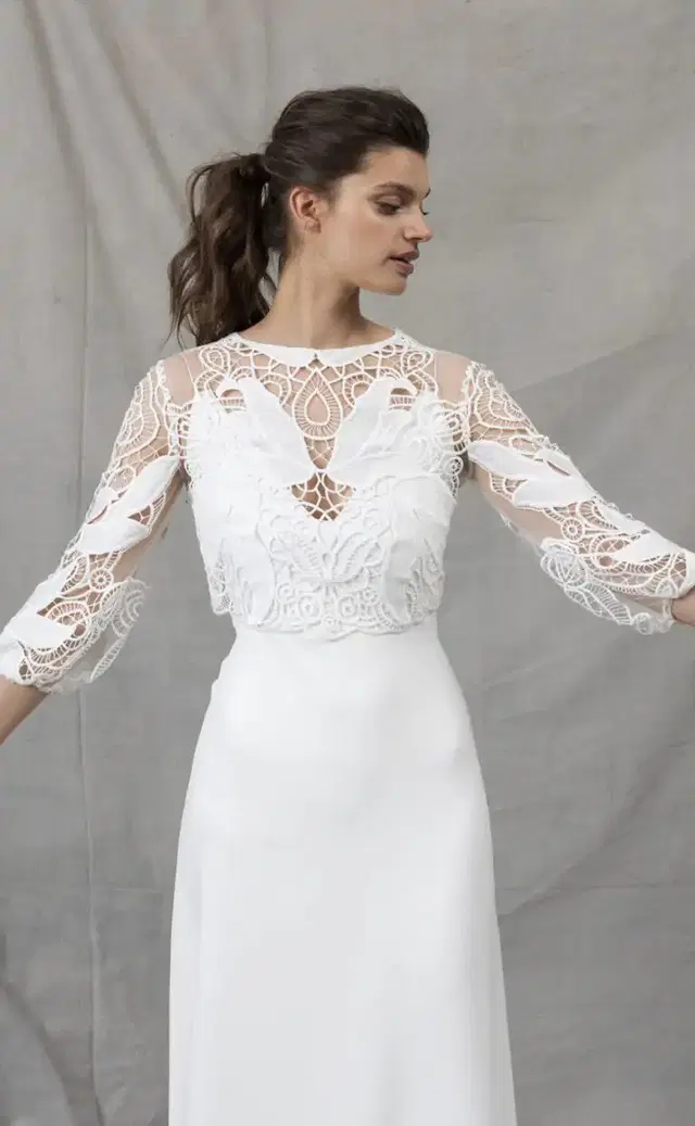 Spitzentop Macra by Kisui: Straight silhouette, V-neck neckline, long sleeves, lace