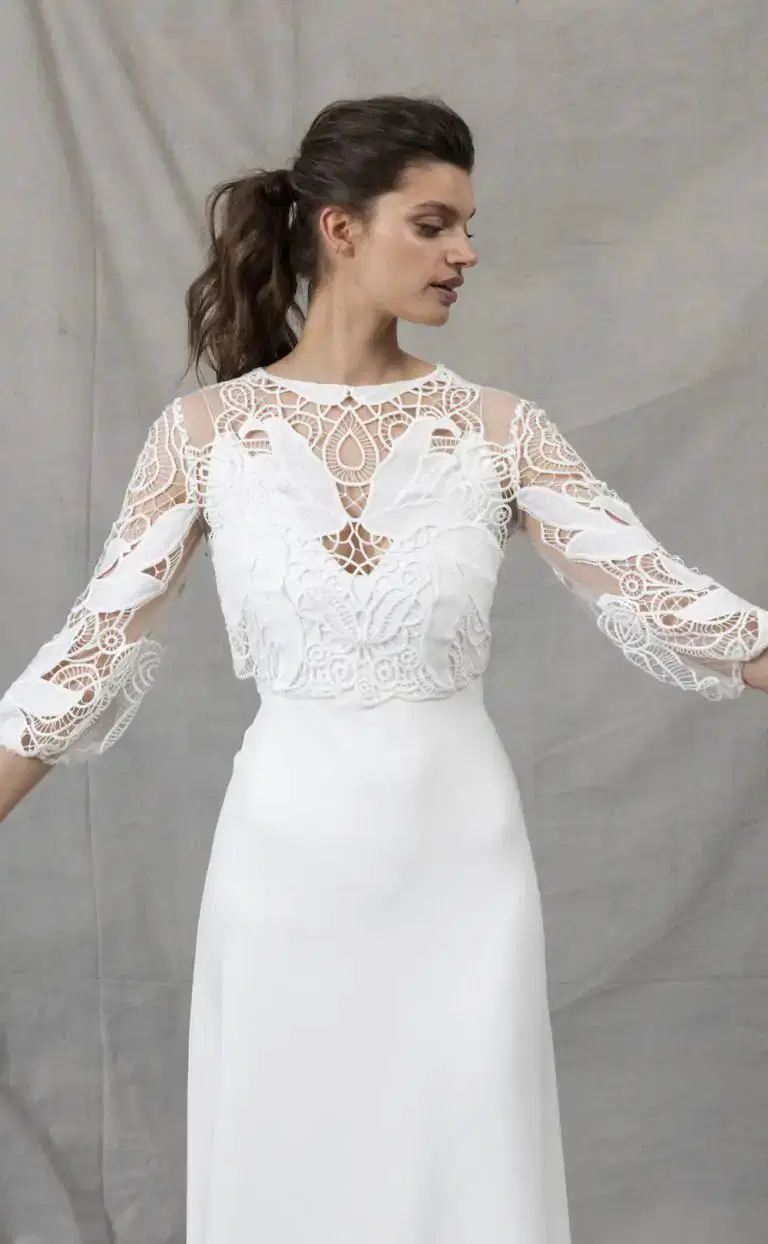 Spitzentop Macra by Kisui: Straight silhouette, V-neck neckline, long sleeves, lace