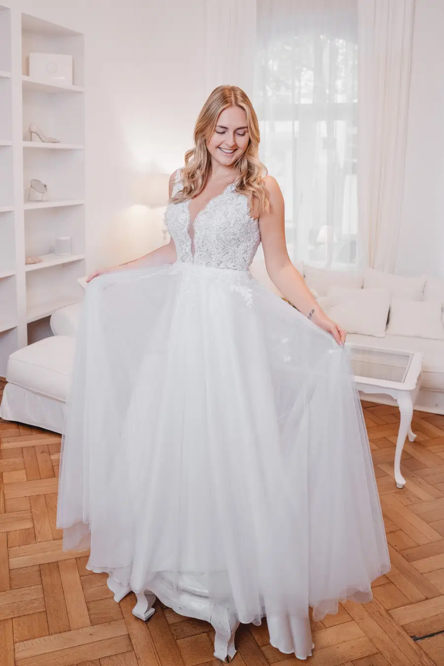 Malin by Sanna Lindström: A-Line silhouette, V-neck neckline, sleeveless, lace
