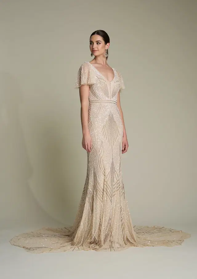 Harriet by Eliza Jane Howell: V-neck neckline, short sleeves, tulle, cathedral train