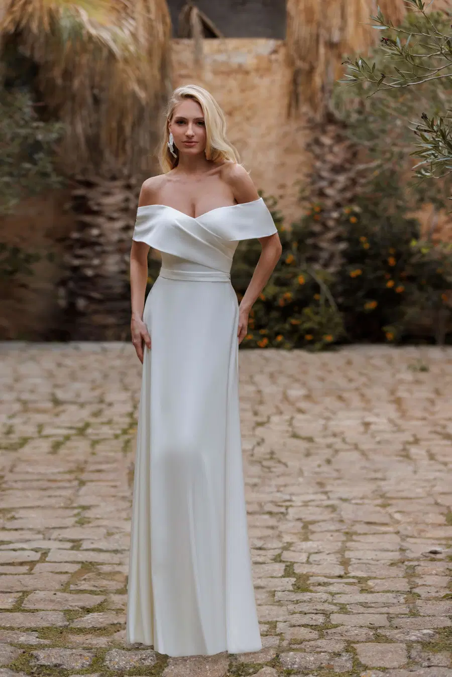 26HA01 by Jarice: A-Line silhouette, off-shoulder neckline, satin