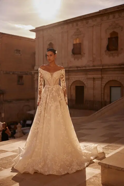 Samanta wedding dress by Anne Mariée, A-line, lace