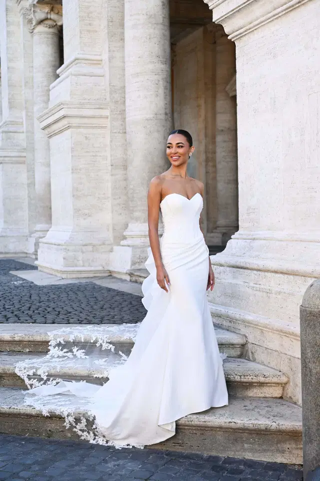 Limoncello by Dando London: Straight silhouette, sweetheart neckline, sleeveless, crepe