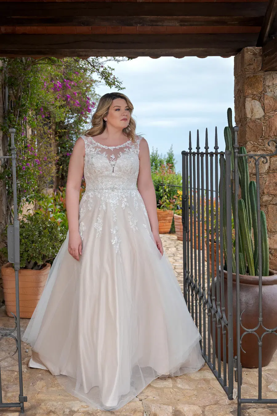 LB225 by Lohrengel: A-Line silhouette, sweetheart neckline, sleeveless, lace