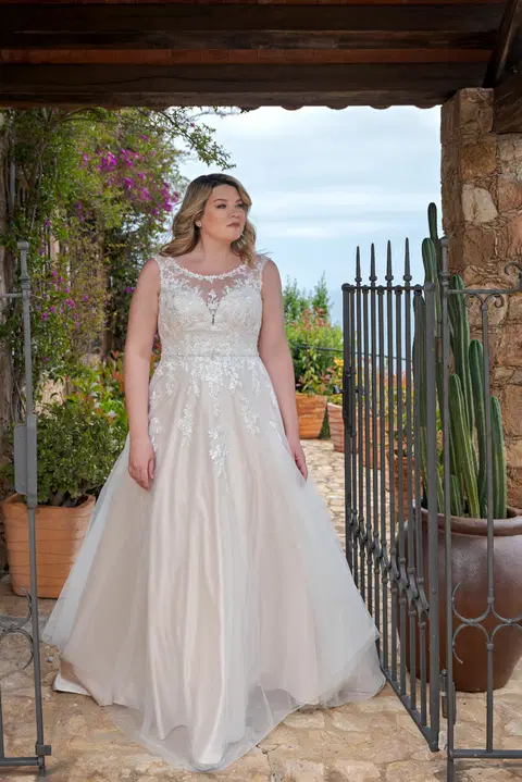 Style LB225 wedding dress by Lohrengel, A-line, lace