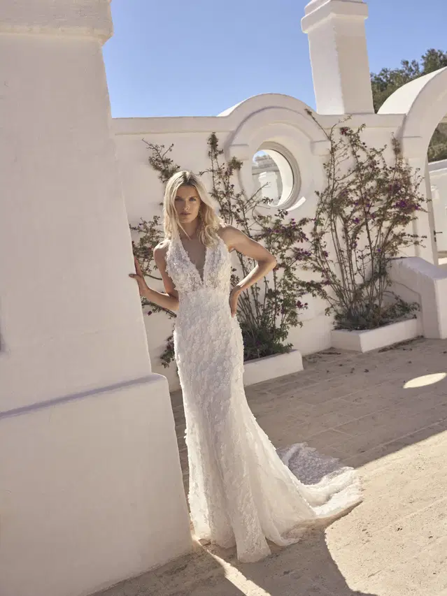 Laura von Modeca Bridal: Tiefer V-Ausschnitt, Ärmellos, Spitze